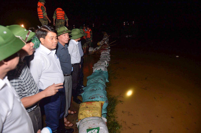 Chủ tịch Hà Nội trực tiếp chỉ đạo giữa đêm vì mưa lũ bất thường ảnh 2