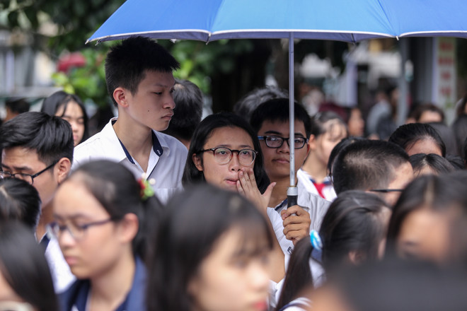 Học sinh Lương Thế Vinh khóc chia tay thầy Văn Như Cương về vĩnh hằng ảnh 4