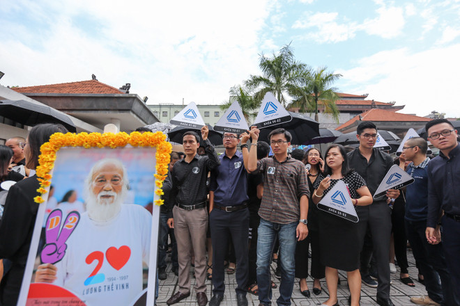 Học sinh Lương Thế Vinh khóc chia tay thầy Văn Như Cương về vĩnh hằng ảnh 6