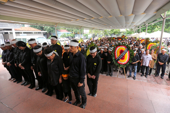 Học sinh Lương Thế Vinh khóc chia tay thầy Văn Như Cương về vĩnh hằng ảnh 11