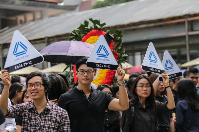 Học sinh Lương Thế Vinh khóc chia tay thầy Văn Như Cương về vĩnh hằng ảnh 8