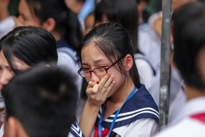 Học sinh Lương Thế Vinh khóc chia tay thầy Văn Như Cương về vĩnh hằng ảnh 5