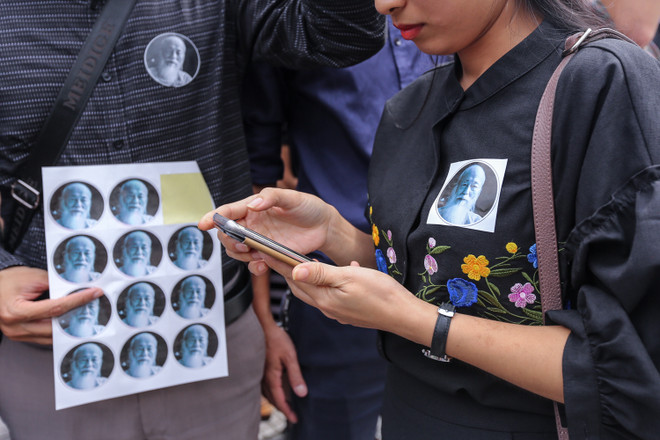 Học sinh Lương Thế Vinh khóc chia tay thầy Văn Như Cương về vĩnh hằng ảnh 7