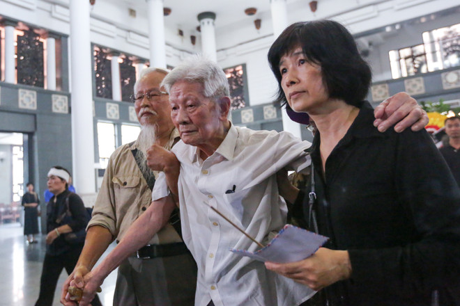 Học sinh Lương Thế Vinh khóc chia tay thầy Văn Như Cương về vĩnh hằng ảnh 17