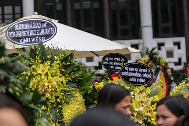 Học sinh Lương Thế Vinh khóc chia tay thầy Văn Như Cương về vĩnh hằng ảnh 10