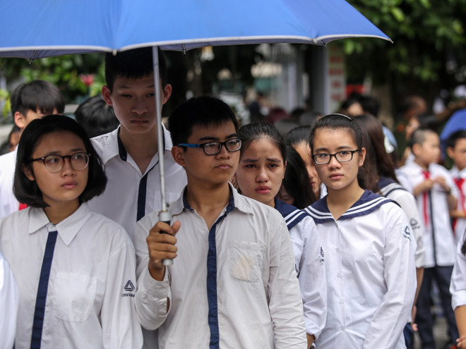 Học sinh Lương Thế Vinh khóc chia tay thầy Văn Như Cương về vĩnh hằng ảnh 3