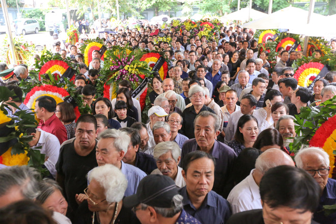 Học sinh Lương Thế Vinh khóc chia tay thầy Văn Như Cương về vĩnh hằng ảnh 2