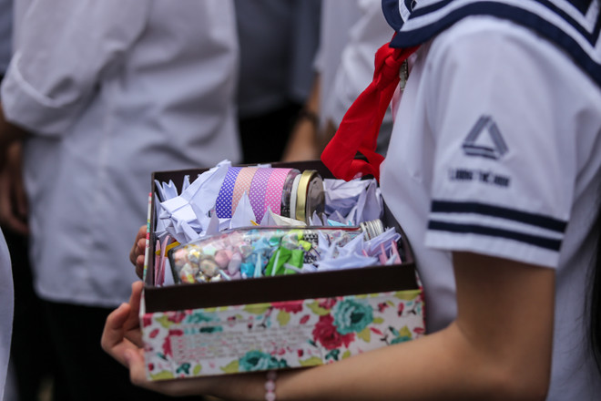 Học sinh Lương Thế Vinh khóc chia tay thầy Văn Như Cương về vĩnh hằng ảnh 9