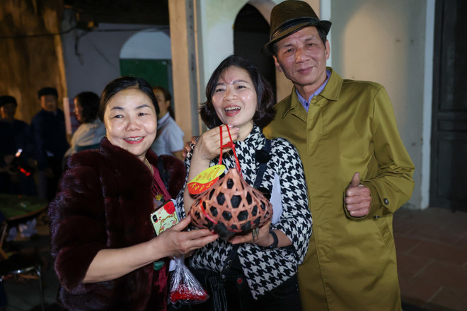 Cô Nguyễn Thị Thúy Hằng (Bắc Giang) cùng gia đình có mặt tại chợ từ chiều cho hay: "Từ lúc khôi phục lại Chợ Âm Dương, năm nào tôi cũng qua đây để mua cho mình một con gà đen mang về để lấy may." (Ảnh: Minh Sơn/Vietnam+) vnp_cho Am Duong Bac Ninh 15..jpg