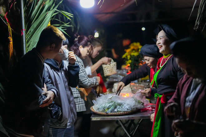 Người dân tin rằng hòa lẫn trong dòng người đến phiên chợ đêm sẽ có cả hương hồn của ông cha, người thân hiện về tìm gặp lại mọi người. Đi chợ Âm Dương cũng là một hình thức để an ủi, động viên nhau xua tan đi nỗi buồn, thương nhớ người thân đã khuất. (Ảnh: Minh Sơn/Vietnam+) vnp_cho Am Duong Bac Ninh 10.jpg