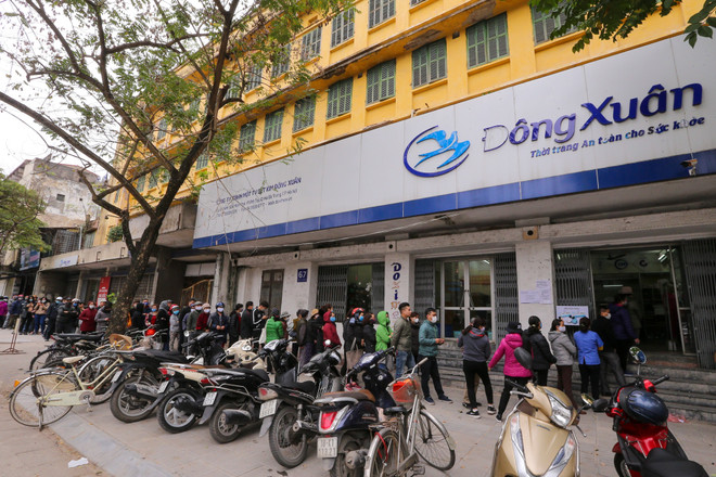 Giữa thời điểm căng thẳng của dịch COVID-19, việc khan hiếm và “cháy” khẩu trang đã khiến cho giá khẩu trang tăng chóng mặt. Công ty Dệt kim Đông Xuân cũng đã tung ra sản phẩm khẩu trang vải, tái sử dụng được nhiều lần. (Ảnh: Minh Sơn/Vietnam+) Xếp hàng cả tiếng chờ mua 5 chiếc khẩu trang kháng khuẩn ở Hà Nội ảnh 1