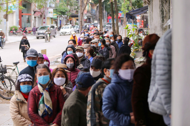 Lượng người xếp hàng để mua khẩu trang rất đông nhưng không xảy ra tình trạng chen lấn, xô đẩy. (Ảnh: Minh Sơn/Vietnam+) Xếp hàng cả tiếng chờ mua 5 chiếc khẩu trang kháng khuẩn ở Hà Nội ảnh 8