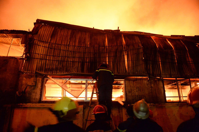 Hà Nội: Cháy tại khu công nghiệp La Phù, người dân bỏ nhà đi sơ tán ảnh 1