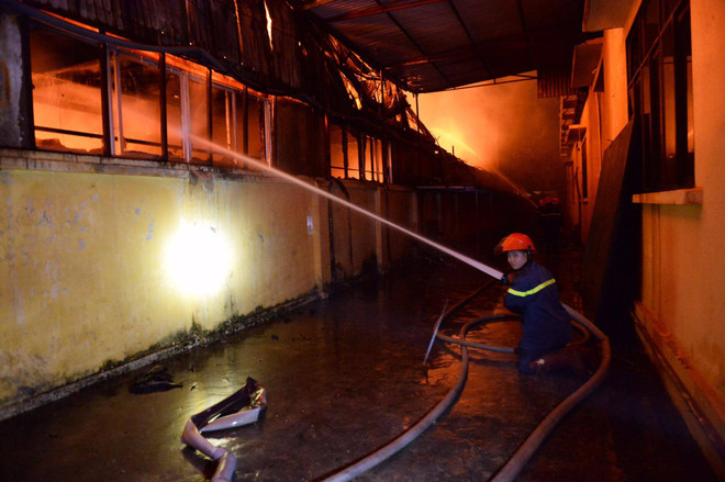 Hà Nội: Cháy tại khu công nghiệp La Phù, người dân bỏ nhà đi sơ tán ảnh 10