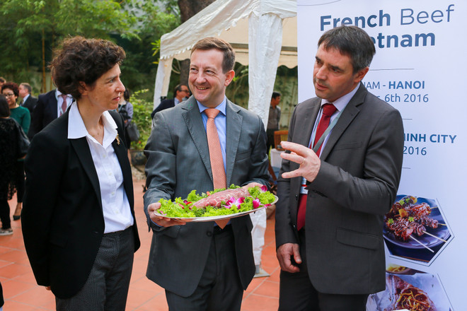 Đại sứ Pháp Bertrand Lortholary dùng thịt bò Pháp chế phở Việt ảnh 7