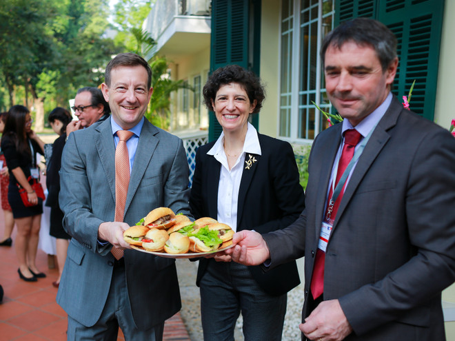 Đại sứ Pháp Bertrand Lortholary dùng thịt bò Pháp chế phở Việt ảnh 11