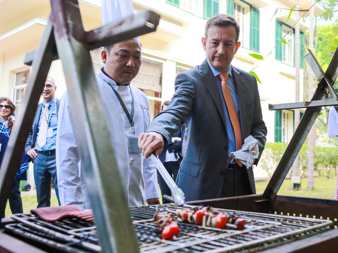 Đại sứ Pháp Bertrand Lortholary dùng thịt bò Pháp chế phở Việt ảnh 8