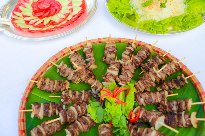 Đại sứ Pháp Bertrand Lortholary dùng thịt bò Pháp chế phở Việt ảnh 9