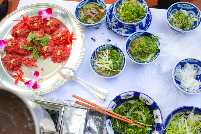 Đại sứ Pháp Bertrand Lortholary dùng thịt bò Pháp chế phở Việt ảnh 3