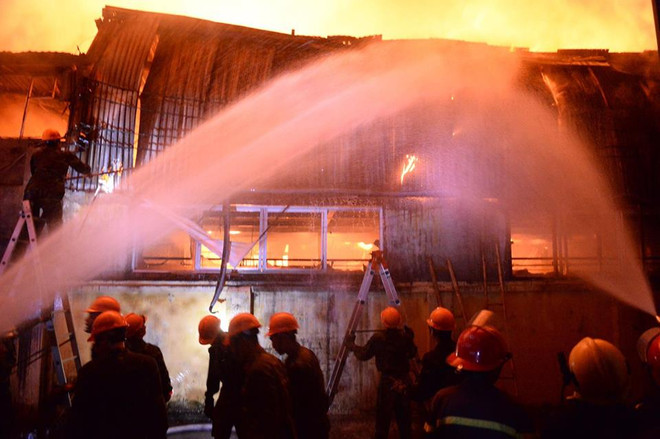 Hà Nội: Cháy tại khu công nghiệp La Phù, người dân bỏ nhà đi sơ tán ảnh 2