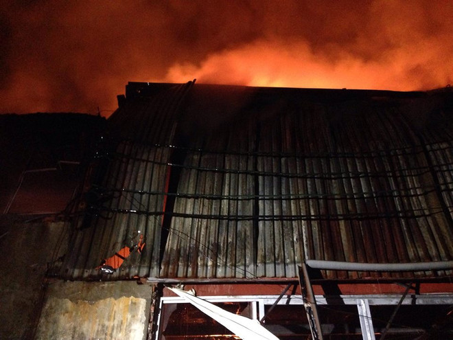 Hà Nội: Cháy tại khu công nghiệp La Phù, người dân bỏ nhà đi sơ tán ảnh 6