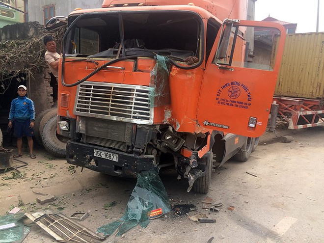 Hà Nội: Xe container bất ngờ mất lái cán nát 2 xe tải ở đường Pháp Vân ảnh 1