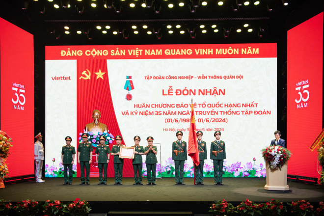 Tập đoàn Viettel vinh dự được nhận Huân chương Bảo vệ Tổ quốc hạng Nhất. (Ảnh: Viettel) Anh 4.jpeg