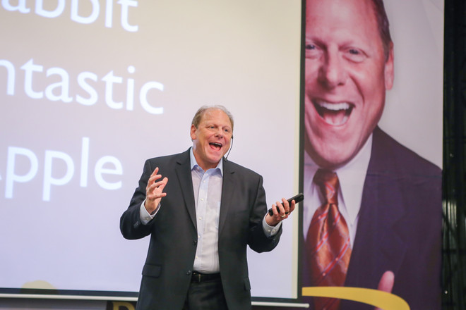 Chuyên gia ngôn ngữ giúp hàng trăm sinh viên phá tan rào cản tiếng Anh ảnh 1