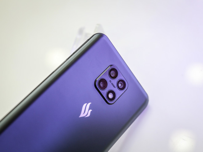 Camera sau của Vsmart Aris 5G nhiều khả năng sẽ tích hợp trí tuệ nhân tạo để tạo ra bức hình đẹp hơn. (Ảnh: Minh Sơn/Vietnam+) Việt Nam lần đầu tiên có điện thoại smartphone tích hợp công nghệ 5G ảnh 4