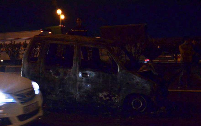 Hà Nội: Ôtô bỗng nhiên bốc cháy trơ khung giữa cầu Thanh Trì ảnh 1