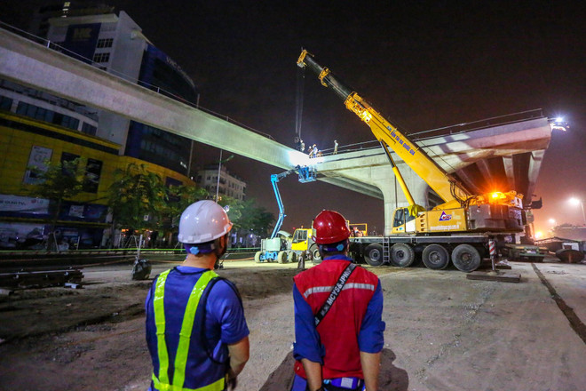 Công nhân trắng đêm lao dầm xây cầu cạn vành đai 3 ảnh 8