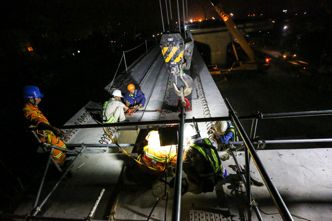 Công nhân trắng đêm lao dầm xây cầu cạn vành đai 3 ảnh 12