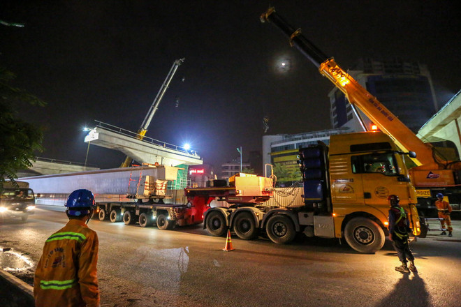 Công nhân trắng đêm lao dầm xây cầu cạn vành đai 3 ảnh 1