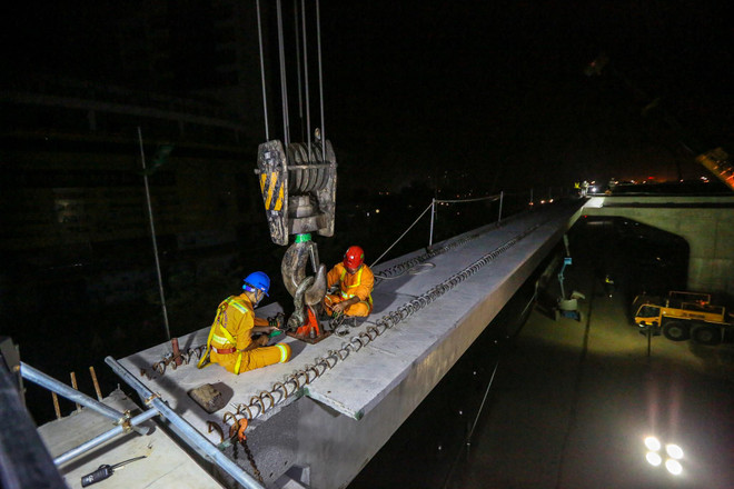 Công nhân trắng đêm lao dầm xây cầu cạn vành đai 3 ảnh 14