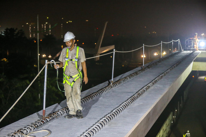 Công nhân trắng đêm lao dầm xây cầu cạn vành đai 3 ảnh 15