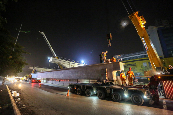 Công nhân trắng đêm lao dầm xây cầu cạn vành đai 3 ảnh 2