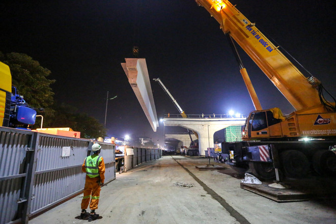 Công nhân trắng đêm lao dầm xây cầu cạn vành đai 3 ảnh 5