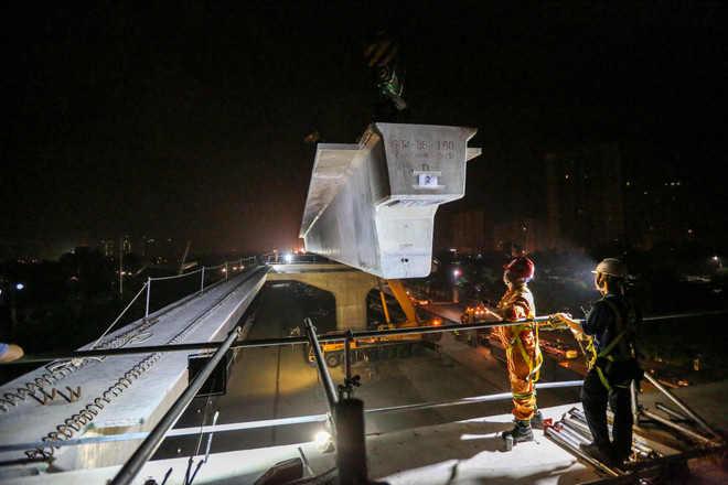 Công nhân trắng đêm lao dầm xây cầu cạn vành đai 3 ảnh 10