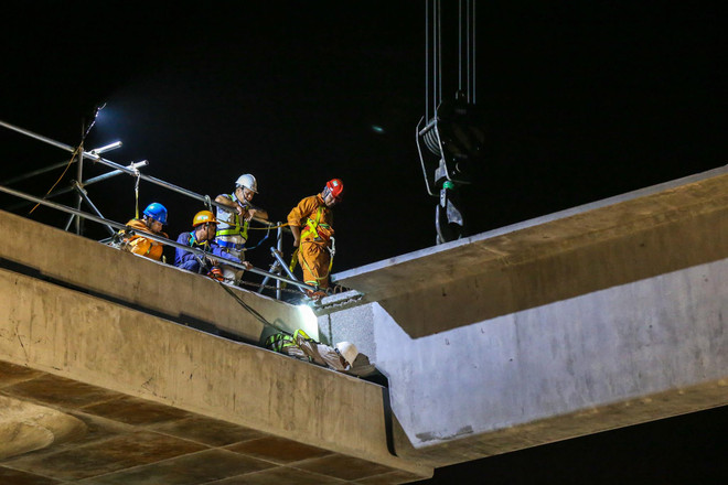 Công nhân trắng đêm lao dầm xây cầu cạn vành đai 3 ảnh 9