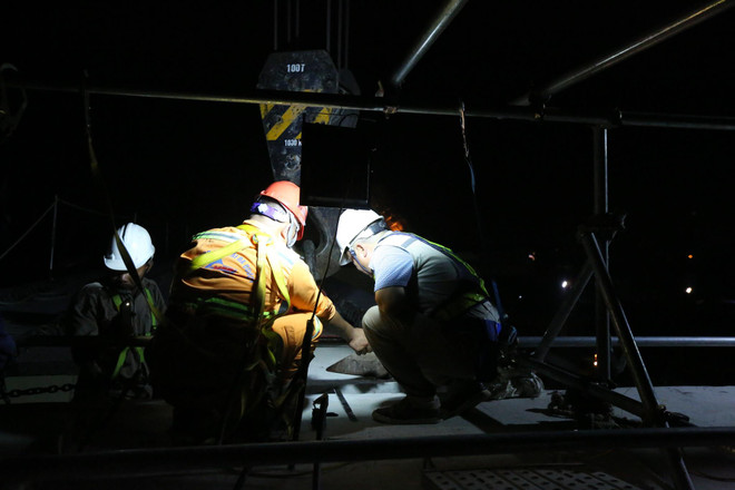 Công nhân trắng đêm lao dầm xây cầu cạn vành đai 3 ảnh 13