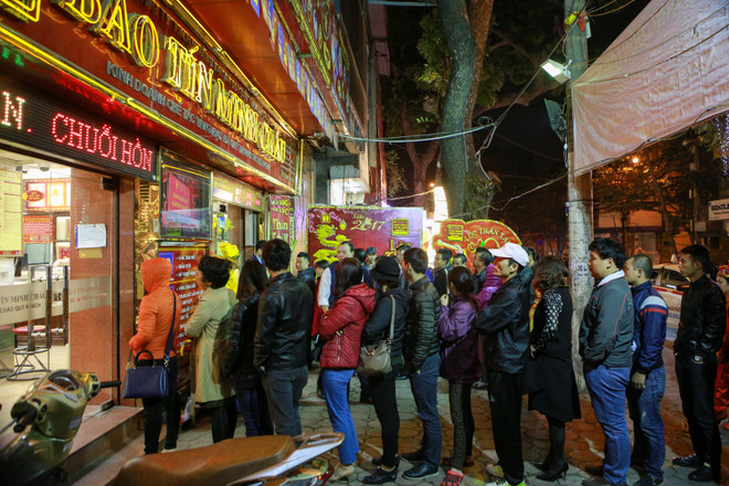 Bế con xếp hàng từ 5 giờ sáng mua vàng ngày Thần Tài ảnh 6