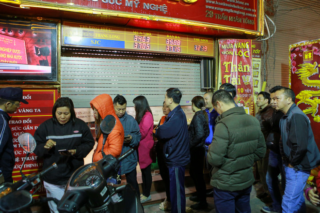 Bế con xếp hàng từ 5 giờ sáng mua vàng ngày Thần Tài ảnh 5