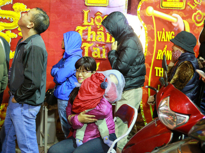 Bế con xếp hàng từ 5 giờ sáng mua vàng ngày Thần Tài ảnh 2