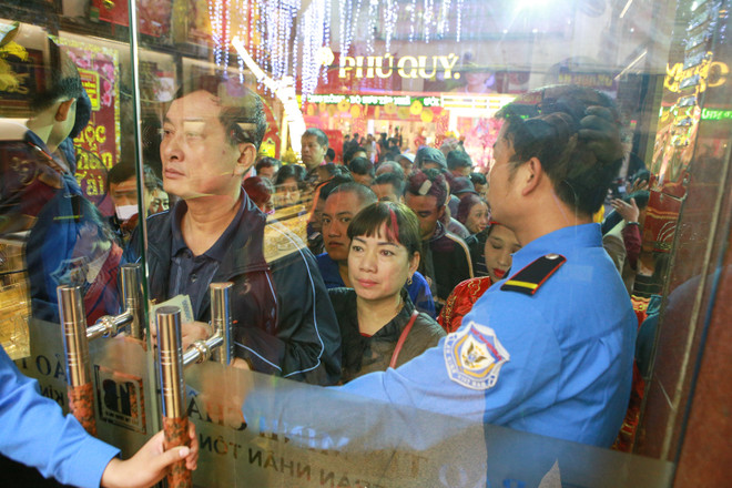 Bế con xếp hàng từ 5 giờ sáng mua vàng ngày Thần Tài ảnh 11