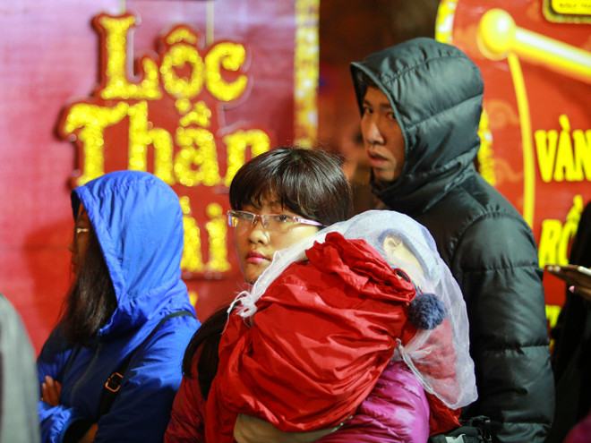 Bế con xếp hàng từ 5 giờ sáng mua vàng ngày Thần Tài ảnh 1