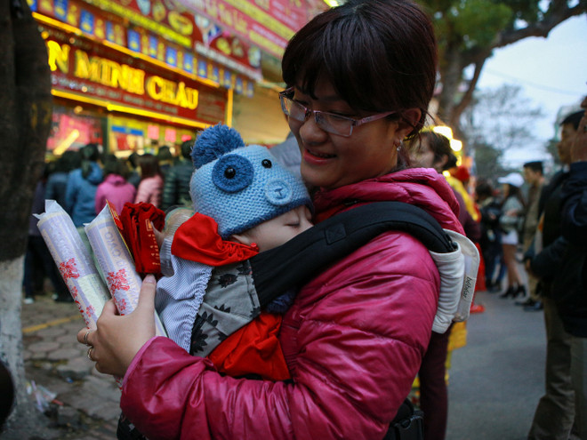 Bế con xếp hàng từ 5 giờ sáng mua vàng ngày Thần Tài ảnh 15