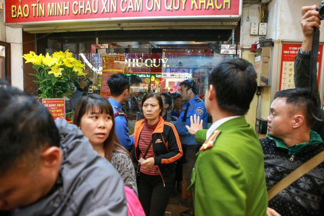 Bế con xếp hàng từ 5 giờ sáng mua vàng ngày Thần Tài ảnh 13