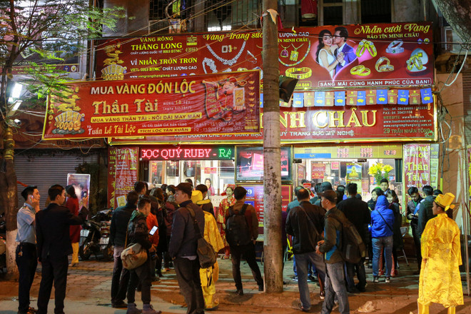 Bế con xếp hàng từ 5 giờ sáng mua vàng ngày Thần Tài ảnh 3