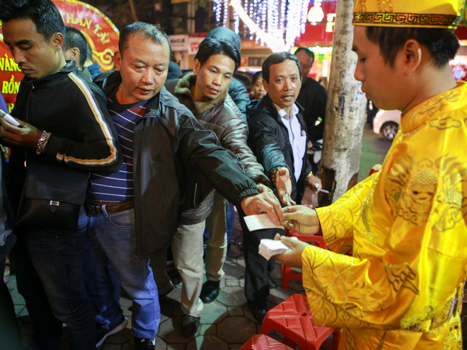 Bế con xếp hàng từ 5 giờ sáng mua vàng ngày Thần Tài ảnh 8