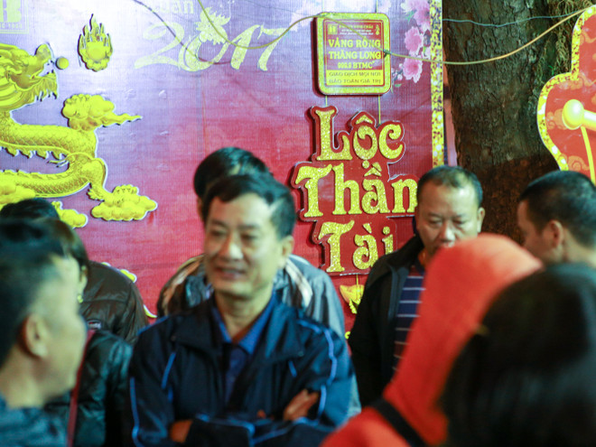 Bế con xếp hàng từ 5 giờ sáng mua vàng ngày Thần Tài ảnh 7
